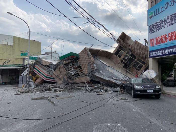 花蓮玉里鎮(zhèn)一處7-11樓房倒塌，警方表示傷亡未明。圖片來源：臺灣“中央社” 