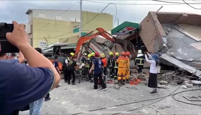 花蓮玉里鎮(zhèn)中山路一超市倒塌4人受困，已救出3人，還有1人仍在搜救中。圖片來源：臺(tái)灣聯(lián)合報(bào)