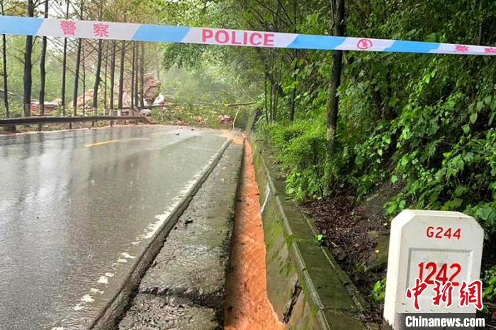 四川巴中強降雨國道244線南江段山體滑坡致道路中斷