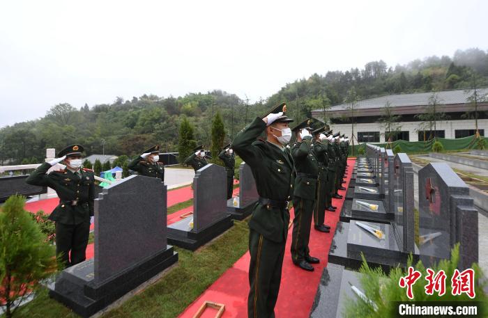 武警官兵向烈士獻(xiàn)花、敬軍禮?！」鶄魑?攝