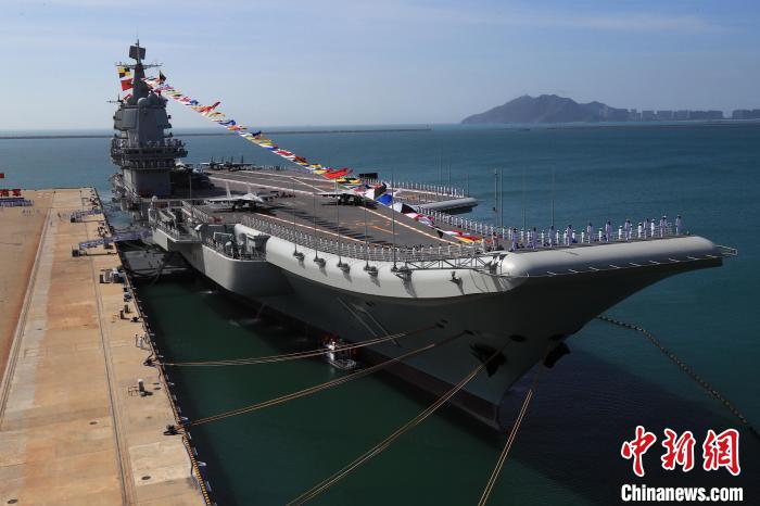 2019年12月17日，中國第一艘國產(chǎn)航空母艦山東艦在海南三亞某軍港交付海軍?！∑押Ｑ?攝