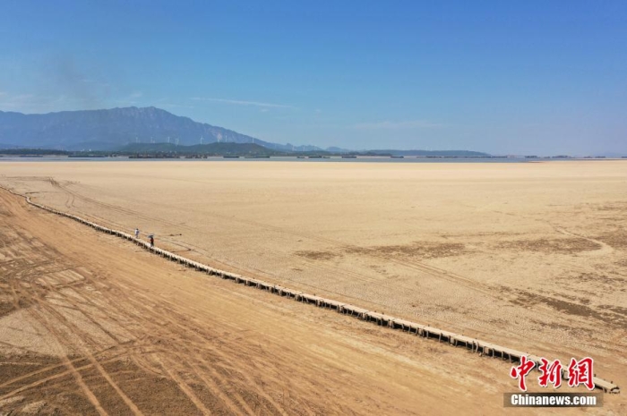 資料圖：航拍位于江西省九江市都昌縣鄱陽湖水域的明代古橋“千眼橋”。 劉占昆 攝