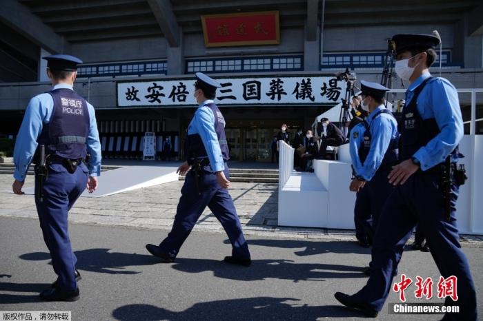 當(dāng)?shù)貢r(shí)間9月27日，日本前首相安倍晉三國葬在東京武道館舉行。