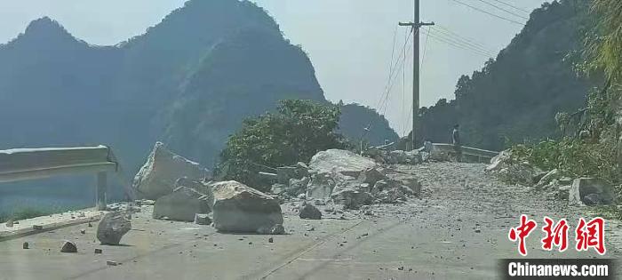 圖為地震造成山區(qū)道路受損?！|蘭宣傳部供圖