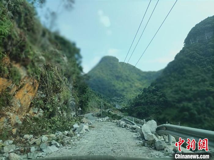 圖為地震造成山區(qū)道路受損?！|蘭宣傳部供圖