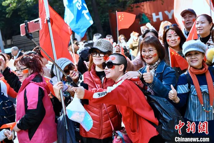 資料圖：2019年12月7日，數(shù)千名香港市民在香港島港灣道花園參與愛國(guó)護(hù)港撐警活動(dòng)。<a target='_blank' href='/'>中新社</a>記者 李志華 攝 