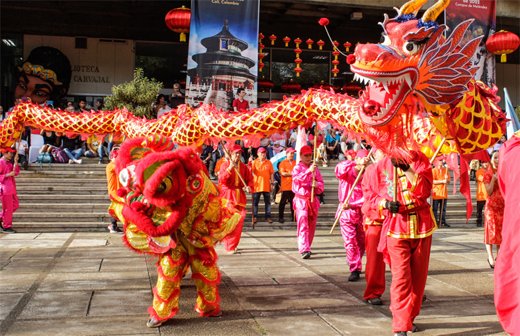 僑聯(lián)會(huì)表演的舞龍舞獅。中國(guó)駐哥倫比亞使館供圖