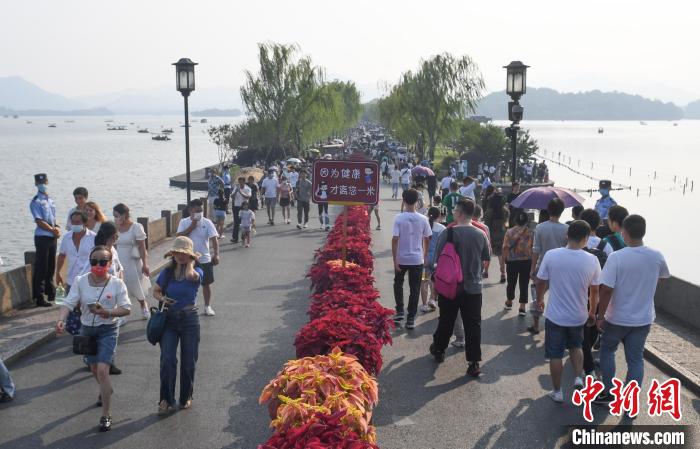 西湖斷橋小飛虹應用于斷橋上的游客分流疏導 王剛 攝