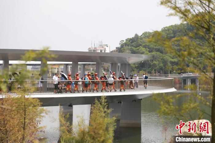 森林消防員穿梭在東坪山山海健康步道開展攜裝巡護(hù)?！↑S山鴻 攝