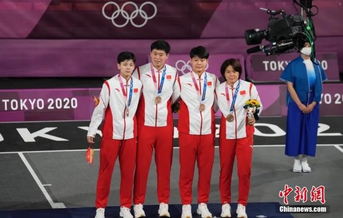 2021年7月28日，東京奧運會女子三人籃球銅牌戰(zhàn)中，中國三人女籃16-14擊敗法國隊，獲得女子三人籃球銅牌。 <a target='_blank' href='/'>中新社</a>記者 杜洋 攝