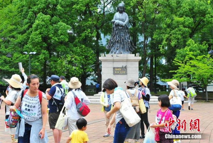 日本長崎市民帶著孩子到該市核爆中心地公園參加和平教育活動。呂少威 攝
