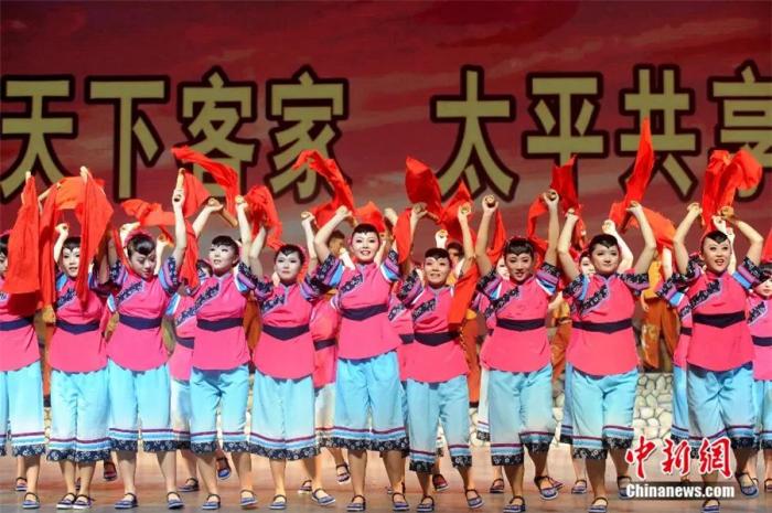 2020年9月，原生態(tài)客家風情歌舞集《土樓神韻》在福建省永定客家博覽園演藝中心上演。張金川 攝
