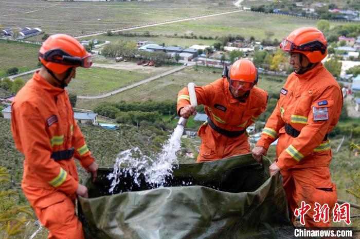 技能大練兵過程中，消防員在陡坡上向蓄水池注水。　李國燾 攝