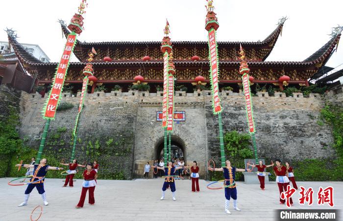 被列入福建省第一批省級(jí)非物質(zhì)文化遺產(chǎn)代表作名錄的建甌挑幡亦是建甌竹文化的體現(xiàn)?！×秩嗜A 攝