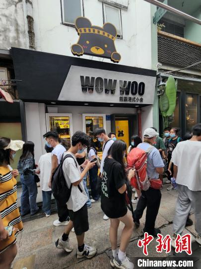 每逢節(jié)假日，“WOW WOO熊霸”港式小食連鎖店生意特別好?！∈茉L者 供圖