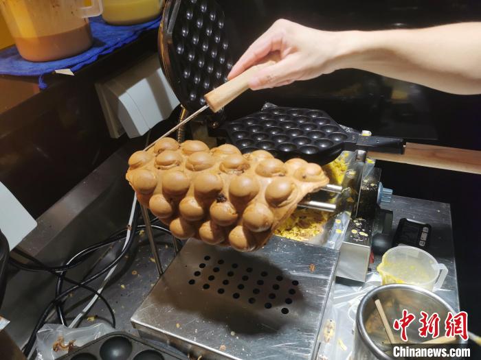 店家制作港式小食雞蛋仔?！∈茉L者 供圖