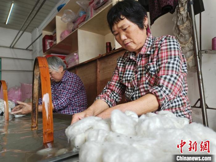 山玉珍在絲綿作坊工作 秀洲區(qū)傳媒中心供圖