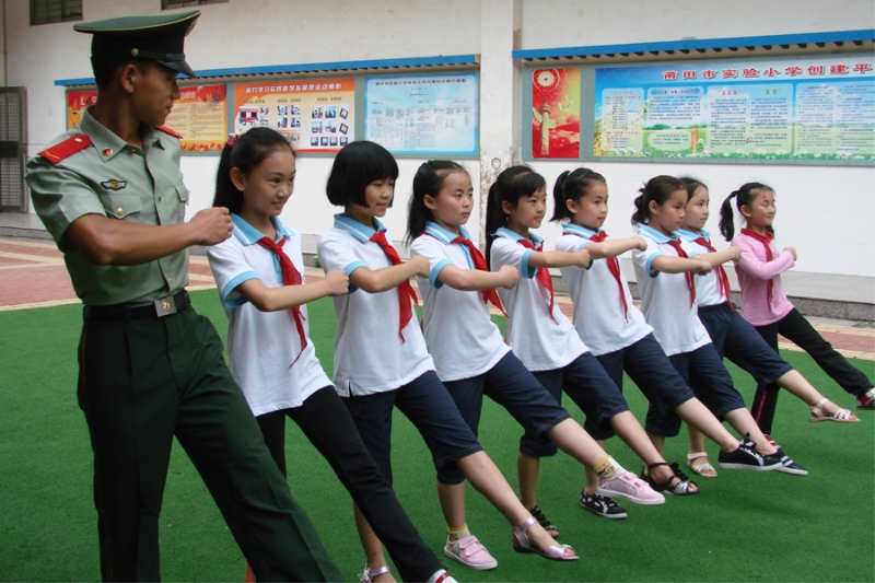 學校定期邀請部隊官兵參與學?；顒?。莆田市實驗小學供圖