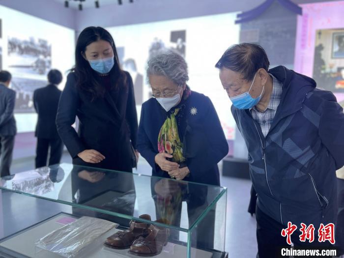 周恩來侄女、中國(guó)新聞社原副社長(zhǎng)、北京大鸞翔宇慈善基金會(huì)創(chuàng)始會(huì)長(zhǎng)周秉德等人參觀展覽。　徐珊珊 　攝