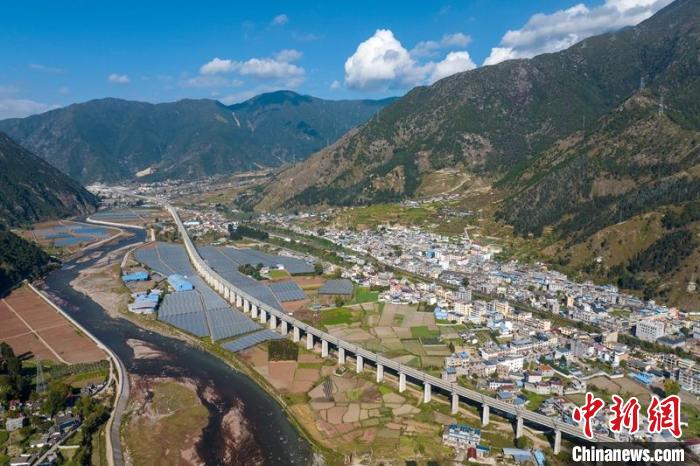 成昆鐵路復(fù)線峨冕段冕山特大橋?！⒅铱?攝