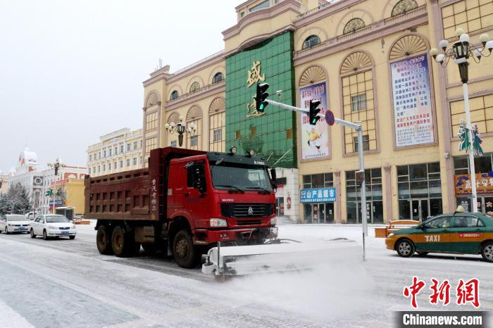 清雪機械晝夜兩班交替清理積雪?！∩厶炖?攝