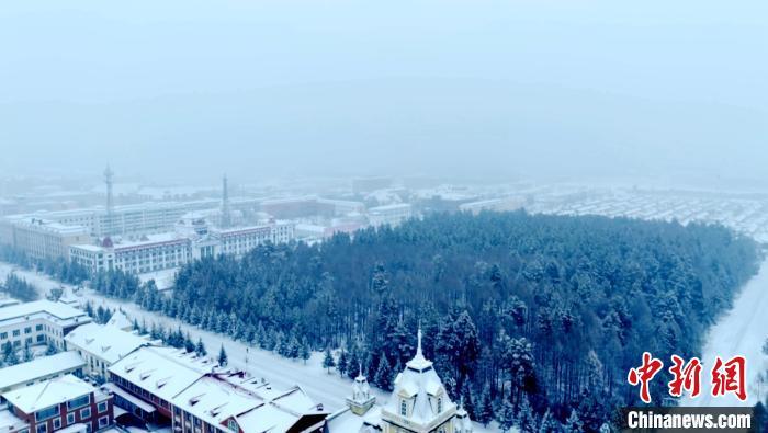 “神州北極”漠河市迎來今年入冬以來首場暴雪?！∩厶炖?攝