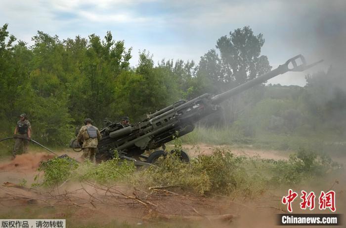 資料圖：烏軍士兵使用美國提供的M777榴彈炮向俄軍陣地開火。