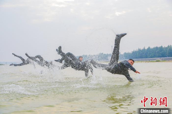 廣西武警特戰(zhàn)隊(duì)員乘風(fēng)破浪海訓(xùn)場上礪精兵