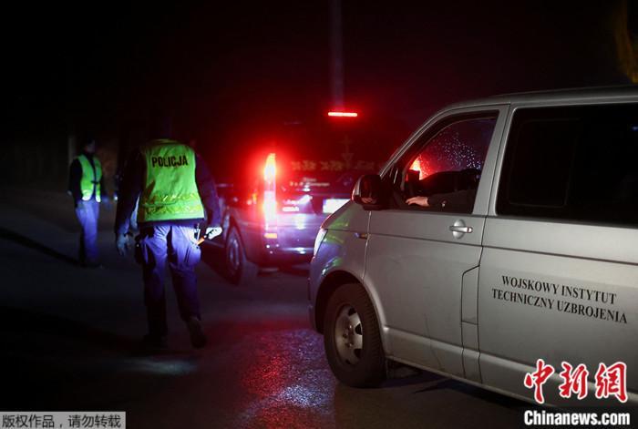 波蘭爆炸發(fā)生后，警車駛過封鎖線。