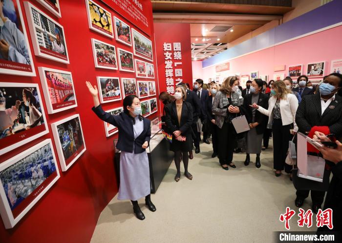 外賓們參觀“新時(shí)代的婦女兒童——中國(guó)婦女兒童事業(yè)發(fā)展十年成就展”。　趙雋 攝