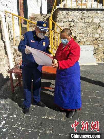 圖為消防員在寺廟桑龍日追向出家人宣傳講解消防知識(shí)?！±_市消防救援支隊(duì)供圖