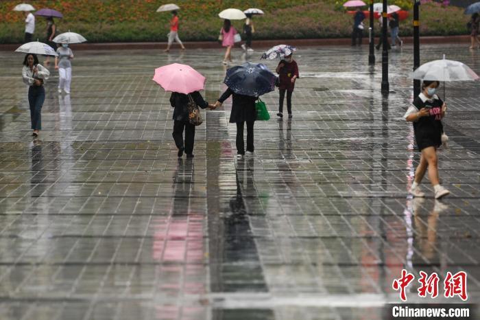 資料圖：市民冒雨出行?！『闻罾?攝