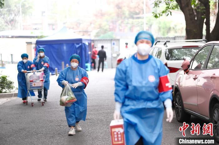 資料圖：工作人員正在為轄區(qū)居民配送生活物資?！」?攝