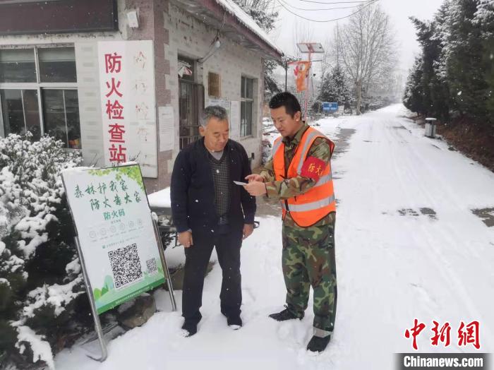 資料圖：護林員對防火檢查站進行督查?！√┌彩形麄鞑抗﹫D