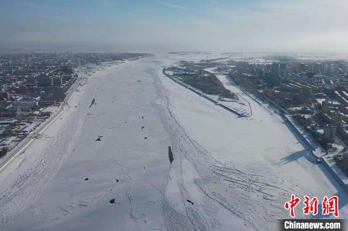 黑龍江江面冰雪覆蓋 王松 攝