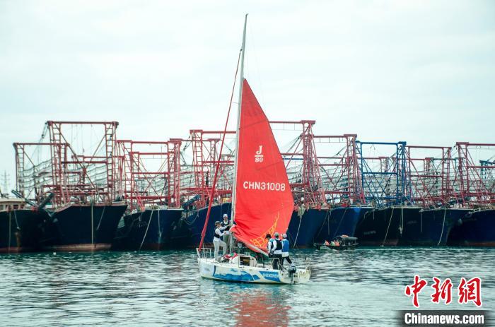 圖為船隊在北海南澫漁港起航?！〉岳顝?qiáng) 攝