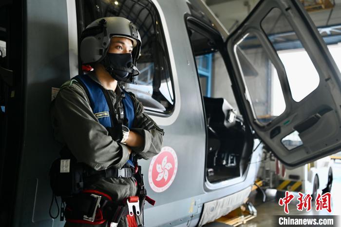 香港特區(qū)政府飛行服務(wù)隊三級空勤主任呂嘉晴與獵豹直升機?！±钪救A 攝