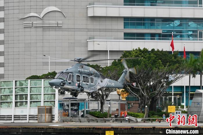 香港特區(qū)政府飛行服務(wù)隊直升機在香港會議展覽中心附近的停機坪起降。　李志華 攝