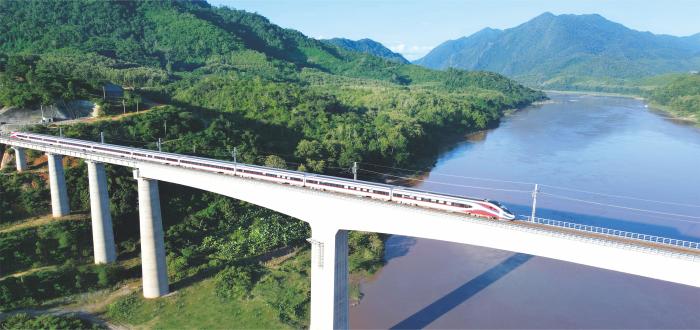 瀾滄號(hào)”駛過(guò)中老鐵路瑯勃拉邦跨湄公河特大橋。中國(guó)鐵路國(guó)際公司供圖