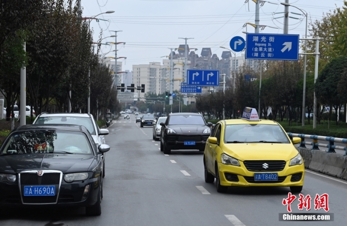 12月2日，重慶街頭道路上的車輛逐漸增多，不少市民也開始出門采購物資，城市正在有序恢復(fù)正常生產(chǎn)生活秩序。圖為街頭道路上的車輛逐漸增多。 陳超 攝