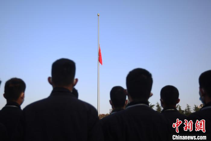 12月13日上午8時(shí)，升國(guó)旗、下半旗儀式在侵華日軍南京大屠殺遇難同胞紀(jì)念館舉行?！°蟛?攝