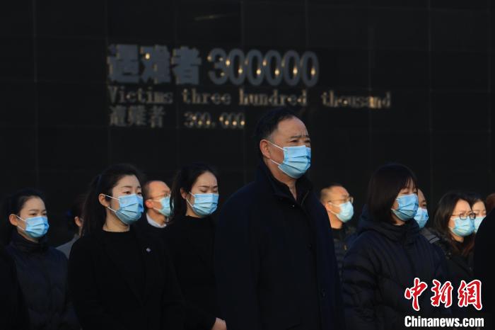 12月13日上午8時(shí)，升國(guó)旗、下半旗儀式在侵華日軍南京大屠殺遇難同胞紀(jì)念館舉行?！°蟛?攝