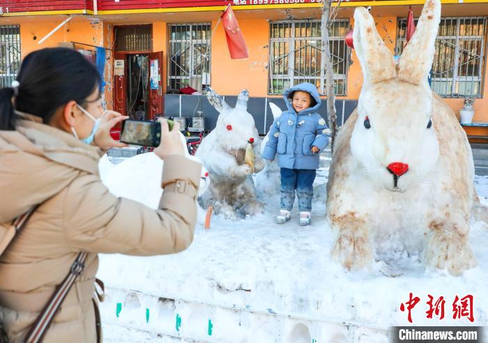 不少行人拍照上傳朋友圈，這些雪雕兔子經(jīng)社交平臺傳播一時成了當(dāng)?shù)亍熬W(wǎng)紅”?！羁J 攝