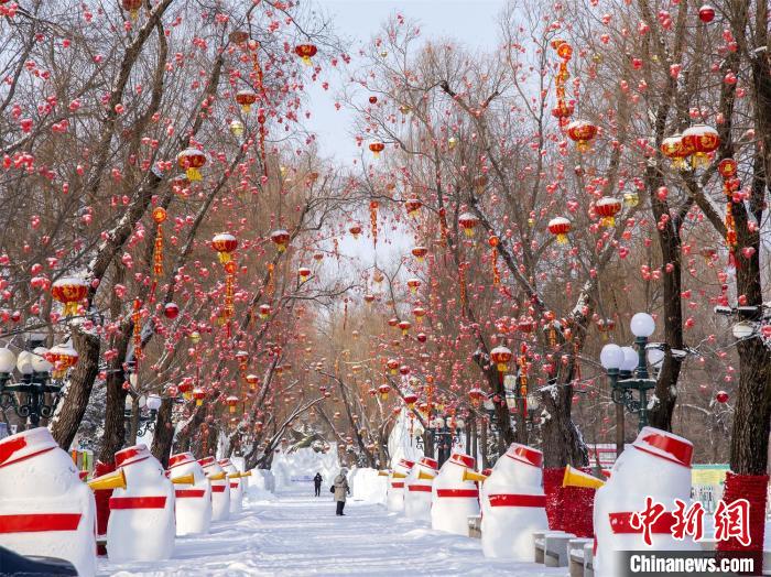 “雪人儀仗隊(duì)”歡迎游客來(lái)哈爾濱太陽(yáng)島雪博會(huì) 哈爾濱太陽(yáng)島雪博會(huì)供圖