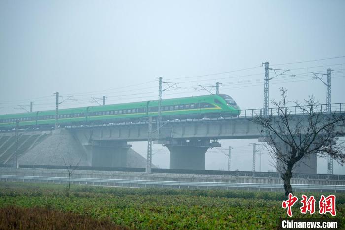 26日，新成昆鐵路全線通車運營?！⒅铱?攝