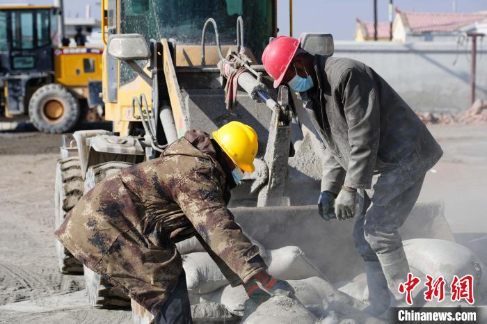 圖為建筑工人進(jìn)行道路瀝青鋪裝收尾工作。(資料圖) 聊城援青干部管理組供圖