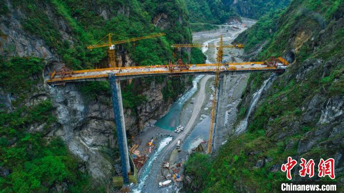 建設(shè)中的綿茂公路，施工難度可見(jiàn)一斑。(資料圖) 四川路橋供圖