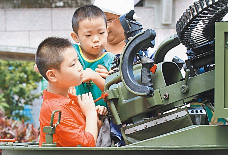 行政院兒權(quán)小組建議國防教育納入高中以下教材，包括幼稚園都得學(xué)辨別炮彈聲，遭藍(lán)委認(rèn)為「荒謬可笑」。圖為小朋友好奇觀看各類軍武。（本報(bào)資料照片）