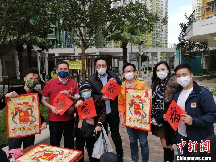 陳百里(左二)與義工一起向市民贈送揮春。　香港菁英會供圖