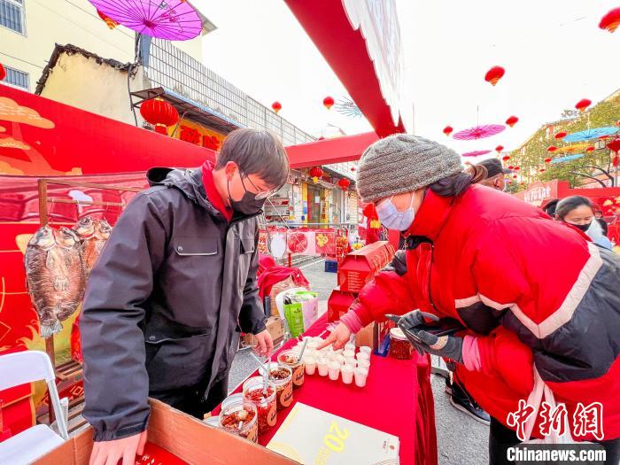 圖為市民游客在茅廟集廟會購置年貨 徐一帆 攝